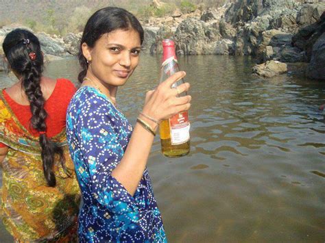 FUNNY INDIAN HOUSEWIFE PICTURE - NEW AGE HOUSEWIFE DRINKING BEER | FUNNY INDIAN PICTURES GALLERY ...