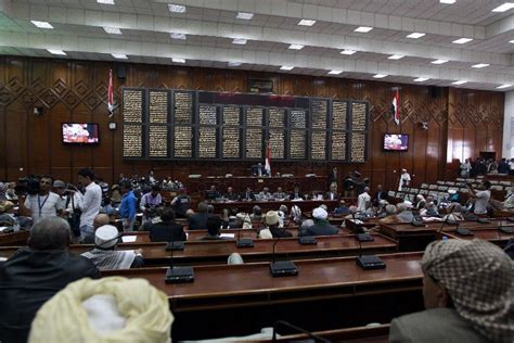 Yemen rebels defy government and convene parliament