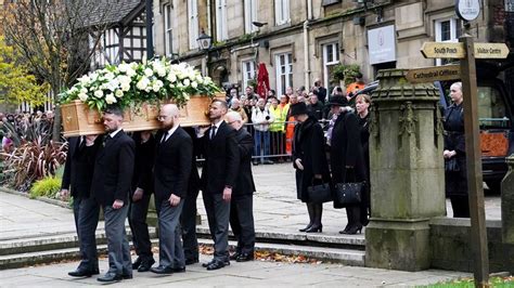 Farewell Sir Bobby Charlton: Applause for football legend's final ...