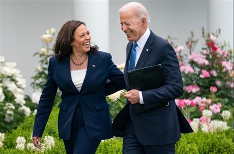 Kamala Harris y Joe Biden - El Estornudo