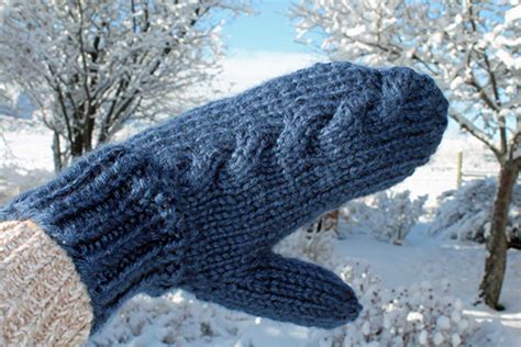 Subtle Cable Mitten Knitting Pattern - PurlsAndPixels