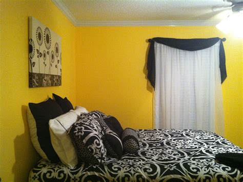 Black and white bedroom with yellow walls | Bedroom styles, Black white bedrooms, Yellow walls