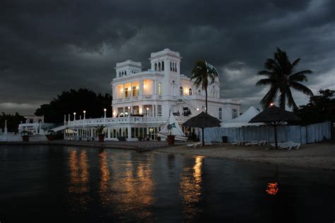 Seaside Resort at night in Cuba image - Free stock photo - Public Domain photo - CC0 Images