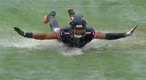 Justin Fields busts out fantastic slip-and-slide celebration after Week 1 win for Chicago Bears