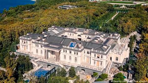 A Palace for Putin. The Story of the Biggest Bribe (2021)