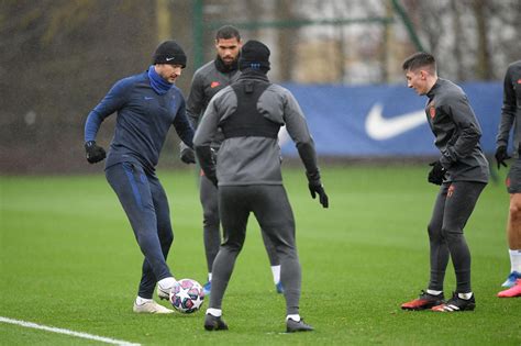 Our midfielders learning from the best. : r/chelseafc