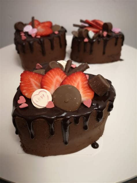 Heart-shaped cakes for two. [chocolate fudge mini cakes] : Baking