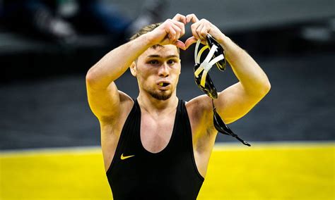 Iowa Wrestling: Twitter celebrates Spencer Lee’s final Carver match