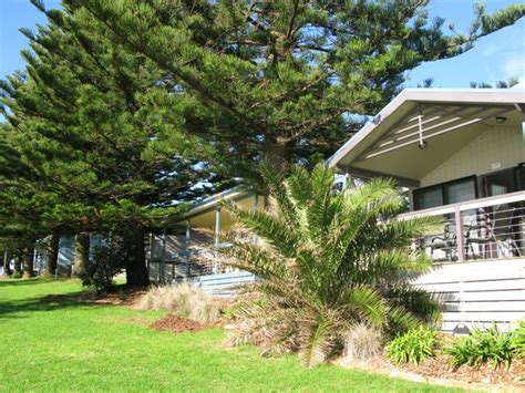 Surf Beach Holiday Park - Kiama Cottages with views of the water