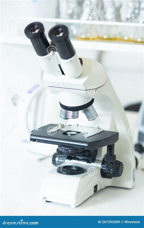 Microscope at the Biology Laboratory Stock Illustration - Illustration of microbiology, zoom ...