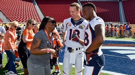 Peyton Manning meets with Demaryius Thomas' mother after Super Bowl walkthrough