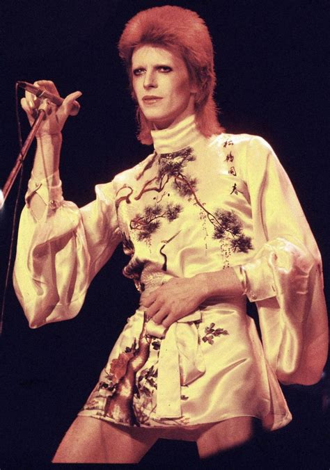 louloubirb: “David Bowie in kimono as Ziggy Stardust , 1973 ” | David ...