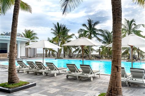 White Outdoor Lounge Chair on Poolside of a Resort · Free Stock Photo