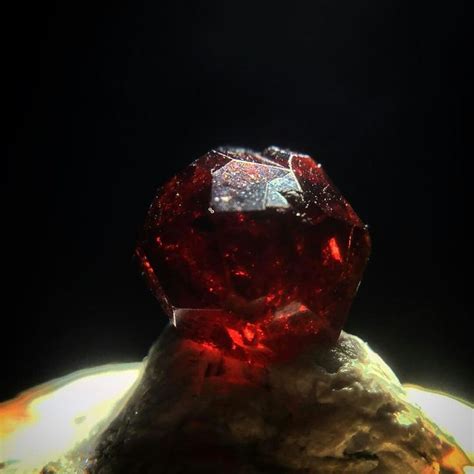 アルマンディン(almandine): #almandine #garnet #minerals #crystals Garnet Crystal, Garnet Gemstone ...