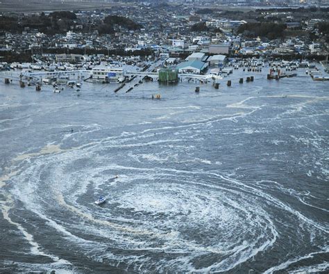 Foto : Gempa Tsunami di Jepang 11 Maret 2011 ~ Running To The Future