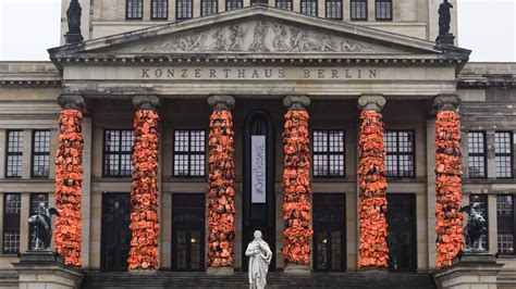 Ai Weiwei covers Berlin landmark in 14,000 refugee life jackets | Ai ...