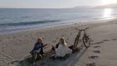 Aerial Perspective Of Mature Couple Having A Picnic On Beach – 4K Vidéos et plus de vidéos de 60 ...