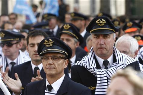 Pilots continue strike despite Air France offer