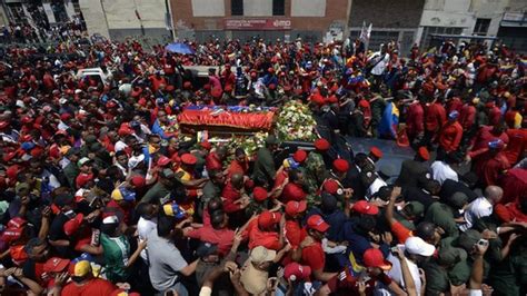 Hugo Chavez death: Thousands march with coffin - BBC News