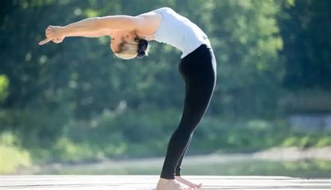 14 Amazing Health Benefits of Performing Ardha Chakrasana - lifeberrys.com