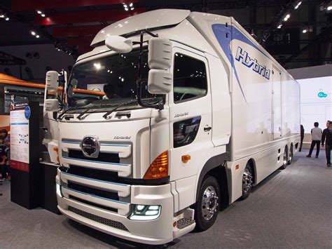 HINO GOES HYBRIDS AND AI IN THE FACE OF ELECTRICS - Truck & Bus News