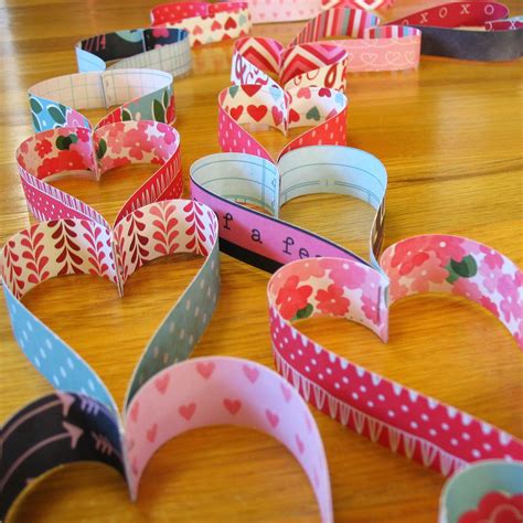 Have you seen this fabulous paper chain of hearts on Pinterest? I came across it a few days ago ...