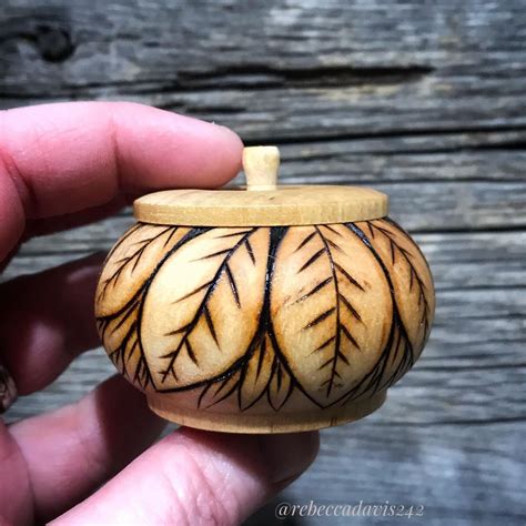 Looking for ideas on items to wood burn? Find pyrography art ideas by check out these amazing ...