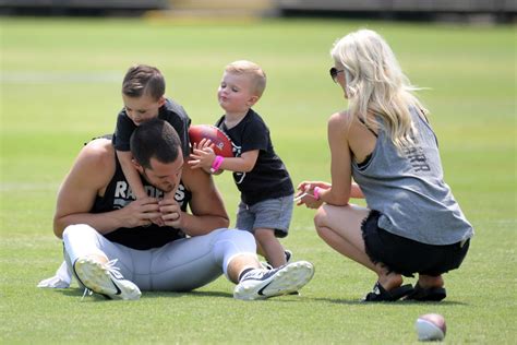 Raiders news: Derek Carr, wife expecting first daughter - Silver And ...