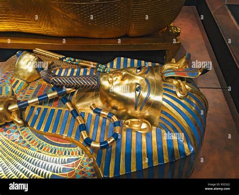 Tomb casket of tutankhamun hi-res stock photography and images - Alamy