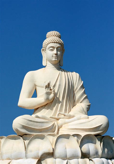 Datei:Buddha's statue near Belum Caves Andhra Pradesh India.jpg – Wikipedia