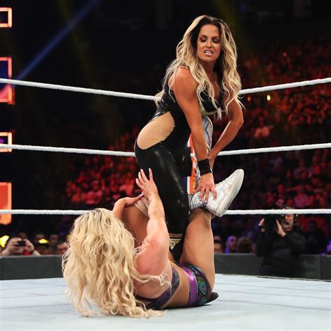 SummerSlam 2019 ~ carlotta, charlotte Flair vs Trish Stratus - WWE foto ...