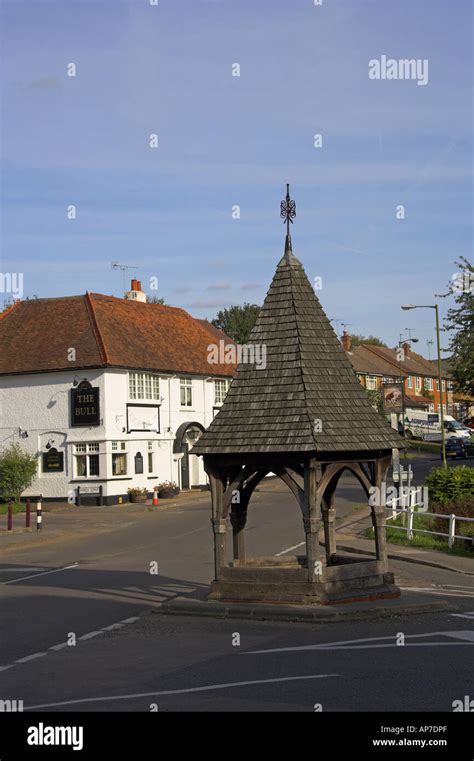 The Wishing Well and Bull Public House, High Street, Bovingdon, Hertfordshire Stock Photo - Alamy