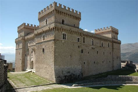 Castello di Celano - Abruzzes | Castello medievale, Castelli, Paesaggi