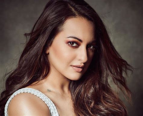 Check Out What Sonakshi Sinha Does To Keep Her Skin Glowing & Hair Healthy | HerZindagi