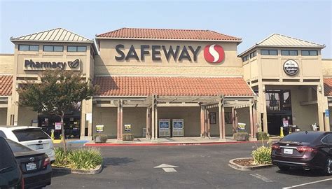 Does Safeway Allow Dogs? 2024 Pet Policy & Shopping Tips | Hepper