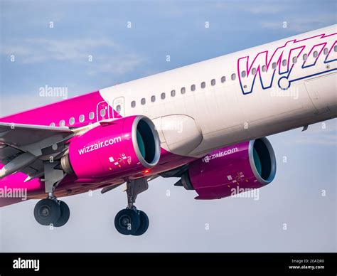 Otopeni, Rumanía - 01.23.2021: Un avión Wizz Air Airbus A321-271NX (ha ...