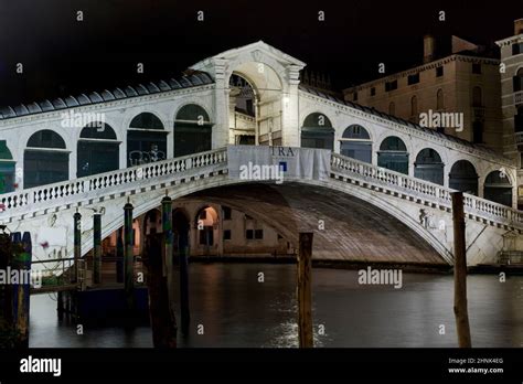 ponte di rialto by night Stock Photo - Alamy