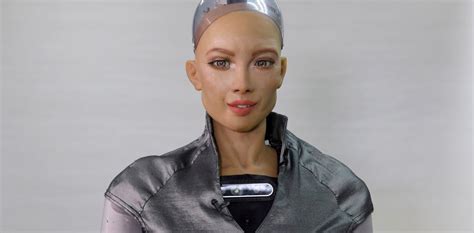 Sophia, the hyper-realistic robot who questions ChatGPT: "Why so ...