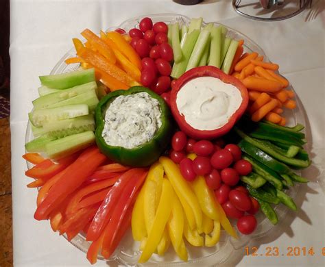 Christmas veggie and dip platter | Veggie platters, Vegetable platter, Christmas recipes appetizers