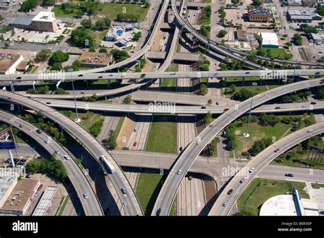 Vue aérienne de l'échangeur autoroutier de l'autoroute Interstate 45 et ...