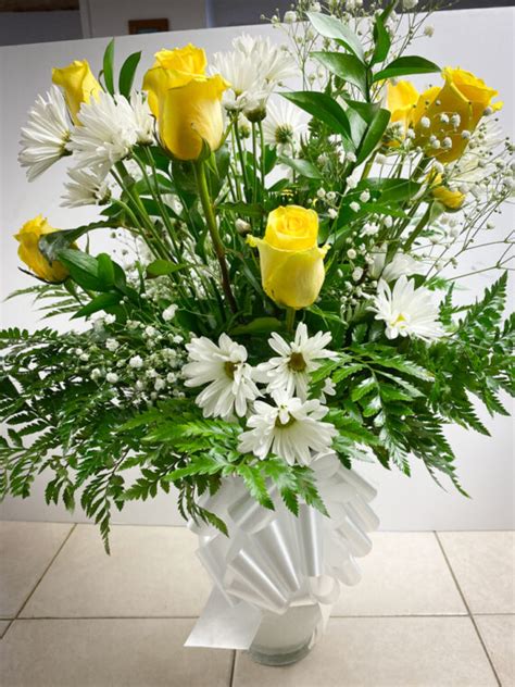 Yellow Roses Arrangement – Maria Club Roses