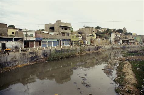 Industries polluting Pakistan’s Chenab river - Asia & Pacific