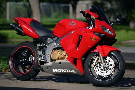 '94-97 VFR750 vs. '98-'01 VFR800 | Honda vfr, Honda bikes, Retro bike