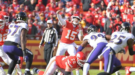 WATCH: Patrick Mahomes’ crazy no-look pass