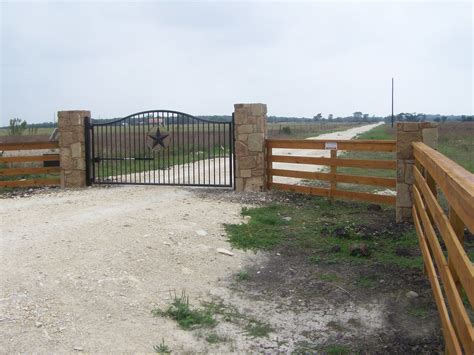 Ranch Fencing - Hicks Fencing | Farm gates entrance, Farm gate, Ranch entrance ideas