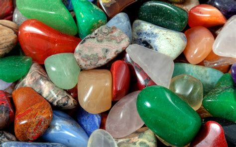 Many stones in different forms and colors