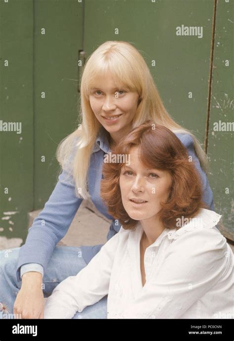 ABBA M8990 Agnetha Faltskog and Anni-Frid Lyngstad UNSIGNED photograph Music Memorabilia ...