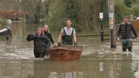 River Thames Floods Homes In 'Major Incident'