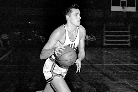 Hall of Fame basketball player Tom Gola dies at 81 | FOX Sports