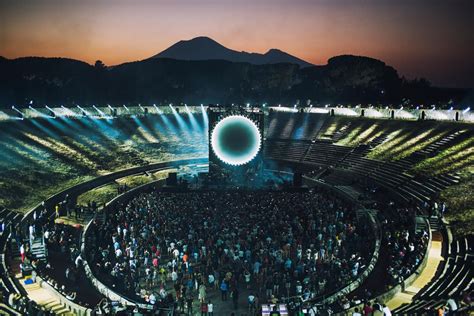 David Gilmour live at Pompeii – a photo essay | David gilmour, David gilmour live, Pompeii